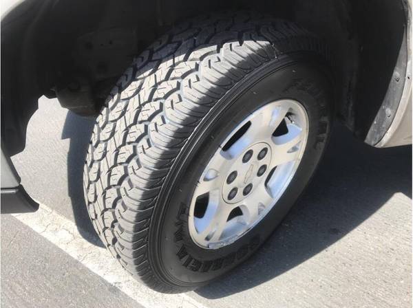 2003 Chevrolet Avalanche 4x4 (Bench Seat 6 seater) Brand NEW Tires! for sale in Fresno, CA – photo 13