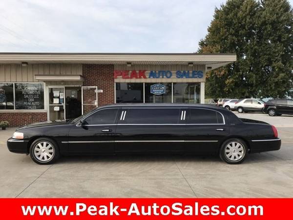2003 *Lincoln* *Town* *Car* *Executive* - cars & trucks - by dealer... for sale in Medina, OH