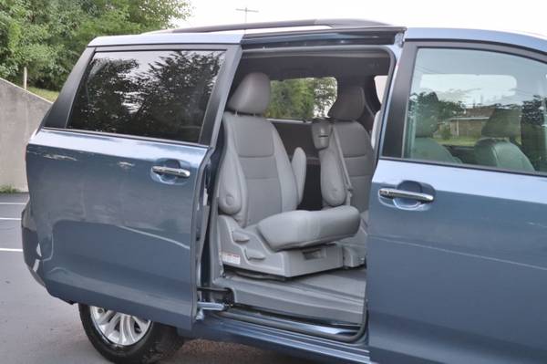 2017 *Toyota* *Sienna* *XLE Premium FWD 8-Passenger* - cars & trucks... for sale in Oak Forest, IL – photo 9