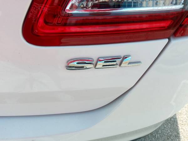2014 Ford Taurus SEL sedan White Platinum Metallic Tri-Coat - cars & for sale in Columbus, OH – photo 11