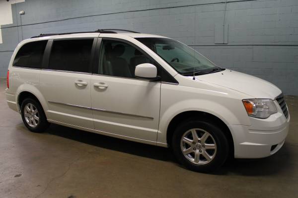 2009 Chrysler Town & Country Touring - Loaded, Spacious for sale in Addison, IL – photo 2