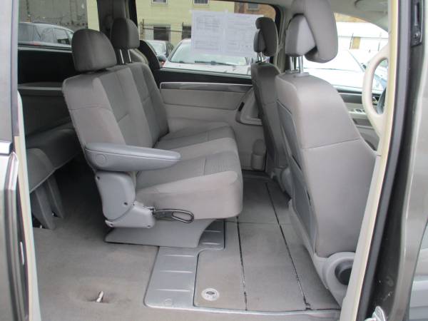 2010 Volkswagen Routan S **Hot Deal/Cold A/C/ New Tire & Clean Title** for sale in Roanoke, VA – photo 18