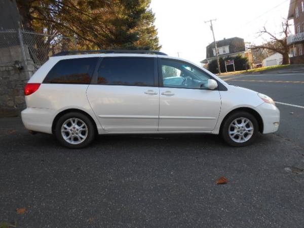 2006 Toyota Sienna XLE 3rd Row Leather Carfax Report w/Service... for sale in Seymour, NY – photo 5