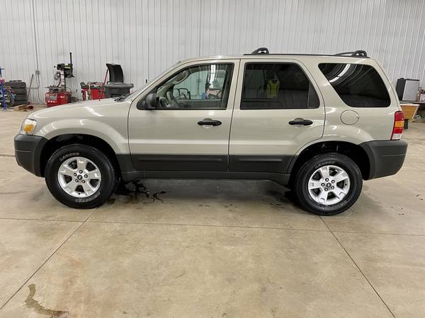 2005 Ford Escape XLT 4WD/72K Miles/2-Owner/Very Nice - cars & for sale in South Haven, MN – photo 2