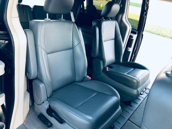 2011 Volkswagen Routan Special Edition - Backup camera - 173xxx... for sale in Charleston, IN – photo 11