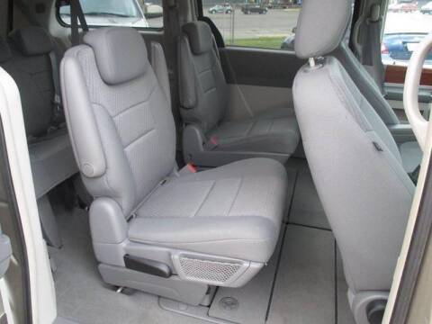 2009 Chrysler town & country - - by dealer - vehicle for sale in Pontiac, MI – photo 8