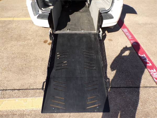 CHRYSLER TOWN & COUNTRY REAR MANUAL RAMP HANDICAPPED WHEELCHAIR VAN... for sale in Irving, MS – photo 15