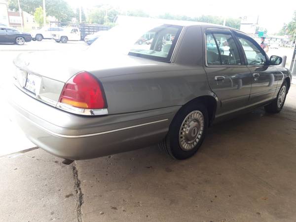 2001 FORD CROWN VICTORIA - - by dealer - vehicle for sale in MILWAUKEE WI 53209, WI – photo 5