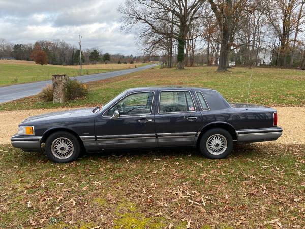 93 Lincoln Towncar - cars & trucks - by owner - vehicle automotive... for sale in Fredericksburg, VA