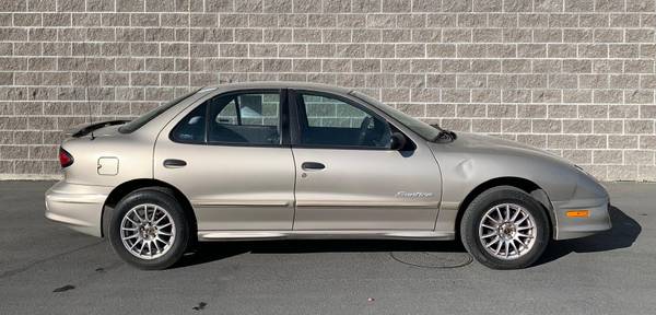 2001 Pontiac Sunfire SE sedan Ultra Silver Metallic - cars & trucks... for sale in Jerome, ID – photo 2