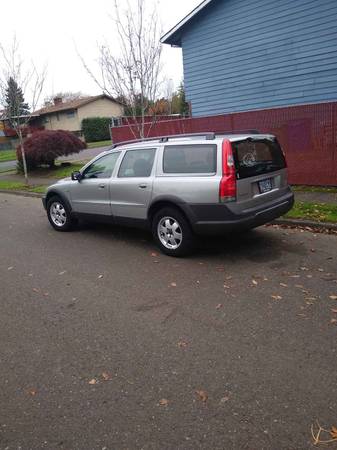 2004 AWD Volvo xc 70 clean car fax report and title for sale in Happy valley, OR
