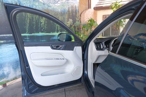 2018 Volvo XC60 Momentum suv Denim Blue Metallic for sale in Glendale, CA – photo 11