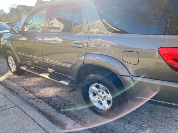 2006 Toyota Sequoia SR5 4x4 - cars & trucks - by owner - vehicle... for sale in Chicago, IL – photo 2