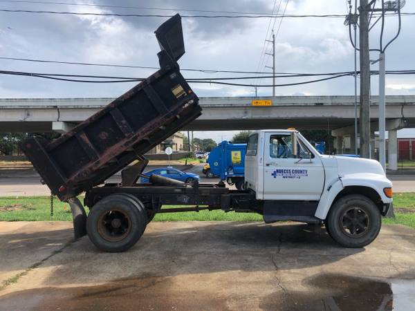 1997 FORD F700 DUMP TRUCK **** EVERYTHING WORKING - cars & trucks -... for sale in Houston, TX – photo 3