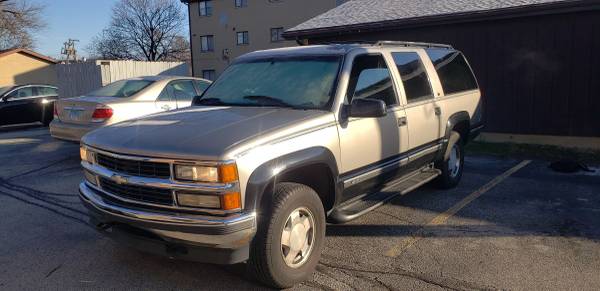 Chevy Suburban 4x4 CLEAN - cars & trucks - by owner - vehicle... for sale in Bensenville, IL – photo 2