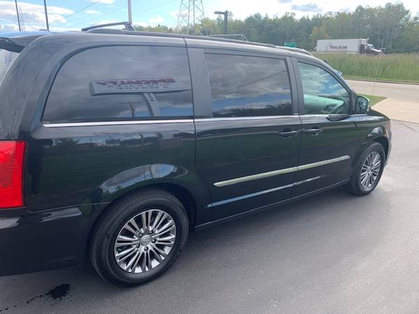 2014 Chrysler Town & Country! Touring-L! DVD! Stow & Go! New Tires! for sale in Suamico, WI – photo 24