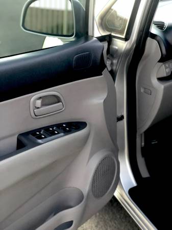 2009 Kia Rondo Wagon Runs great Third Row Seat for sale in Indio, CA – photo 4