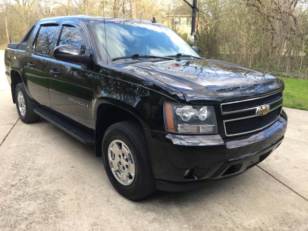 2009 Chevrolet Avalanche LS 4WD - - by dealer for sale in Highland Park, IL – photo 4