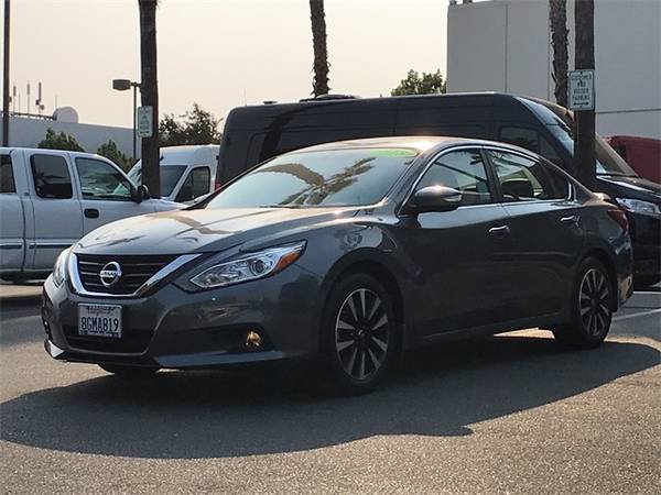 2018 Nissan Altima 2.5 SL With Only 26k Miles ONE Owner Clean Carfax... for sale in Fresno, CA – photo 2