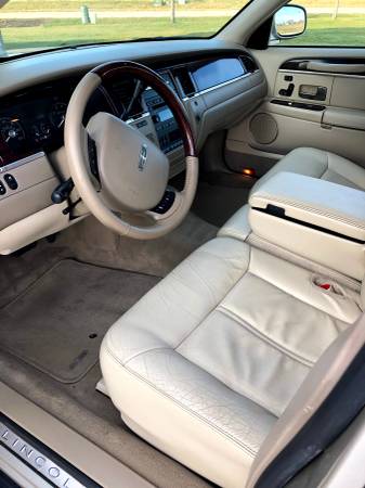 2009 Lincoln Signature Town Car - cars & trucks - by owner - vehicle... for sale in Fond Du Lac, WI – photo 2