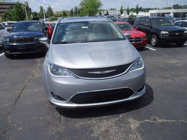 2017 Chrysler Pacifica Limited - mini-van - - by for sale in Cincinnati, OH – photo 4