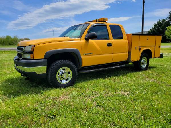 2006 Chevrolet 2500 HD 4x4 Utility Truck for sale in Woodbine, WV – photo 2