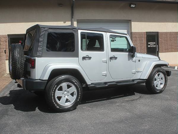 2012 JEEP WRANGLER UNLIMITED SAHARA 4X4 * LEATHER * NAV * NEW TOP!! for sale in West Berlin, NJ – photo 4
