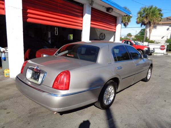 1999 Lincoln Town Car 4dr Sdn Signature - ELDERLY OWNED, GARAGED KEPT for sale in Fort Lauderdale, FL – photo 6