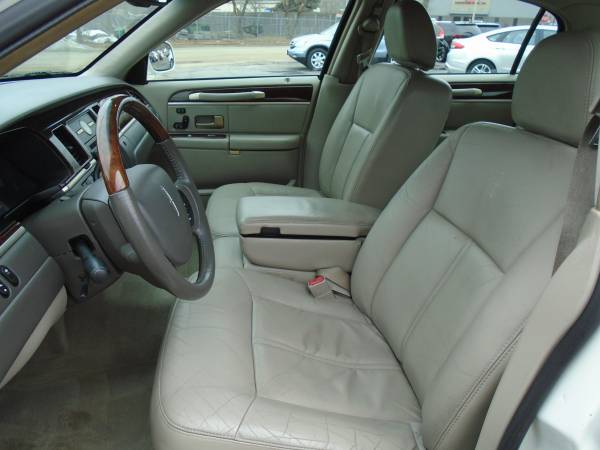 2006 Lincoln Town Car Signature Limited - - by dealer for sale in Bettendorf, IA – photo 5