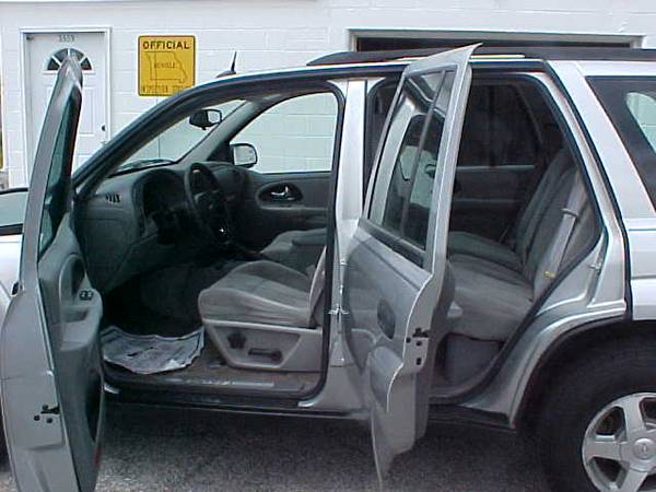 2005 chevy trailblazer ls 4x4 - - by dealer - vehicle for sale in Saint Joseph, MO – photo 4