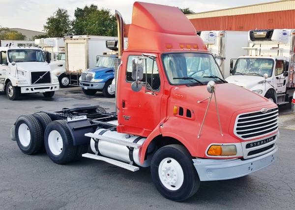 2005 Tandem Day Cab Tractor 435H.P. - One Owner - ALL Records - DayCab for sale in Chicago, IL