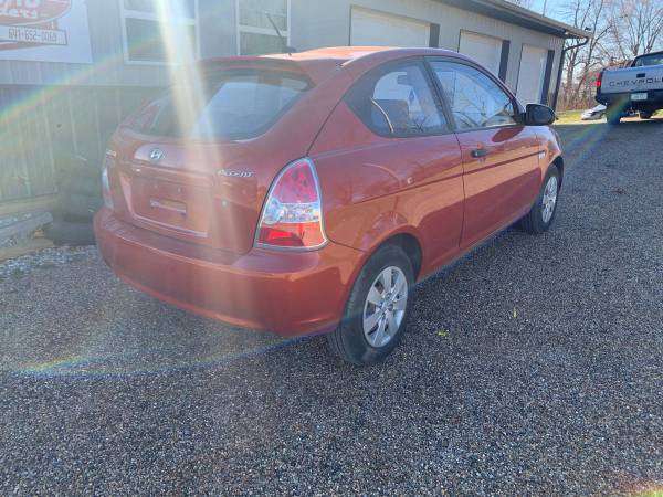 2009 Hyundai Accent 5 speed - cars & trucks - by dealer - vehicle... for sale in Eldon, IA – photo 4