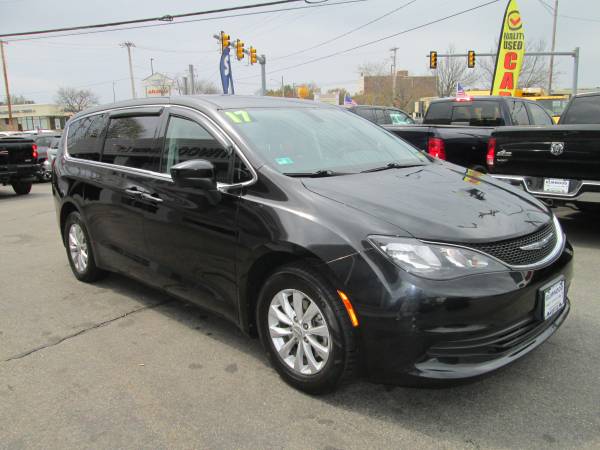 2017 CHRYSLER PACIFICA TOURING FULLY LOADED WITH ALL THE TOYS - cars for sale in East Providence, RI – photo 7