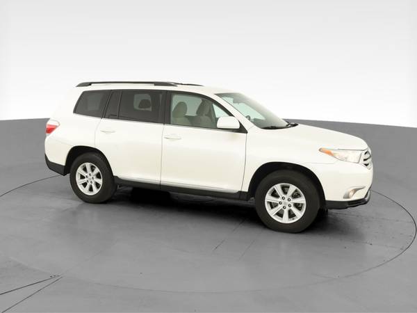 2013 Toyota Highlander Plus Sport Utility 4D suv White - FINANCE -... for sale in Bakersfield, CA – photo 14