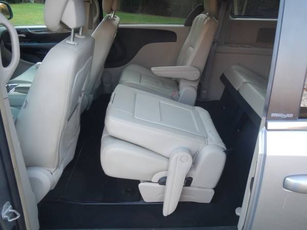 EXCELLENT 2013 CHRYSLER TOWN & COUNTRY FAMILY VAN ALL POPULAR... for sale in Ellijay, GA – photo 9