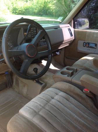 GMC Suburban 2500 SLE LOADED-4x4-LOW MILES 1 owner BLACK for sale in Remington, IN – photo 9