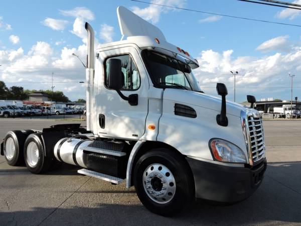 2011 FREIGHTLINER CASCADIA DAYCAB DD13 with for sale in Grand Prairie, TX – photo 17