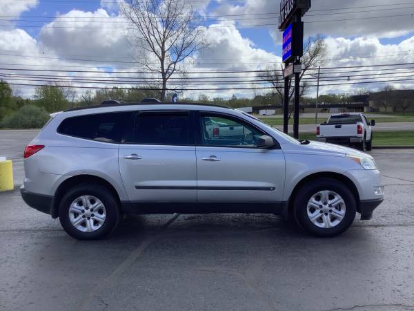 Nice! 2009 Chevy Traverse LS! 3rd Row! Reliable! for sale in Ortonville, MI – photo 6