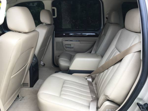 2005 LINCOLN AVIATOR *ONLY 49K MILES *CLEAN TITLE 4.6L 3RD ROW -... for sale in Port Saint Lucie, FL – photo 2