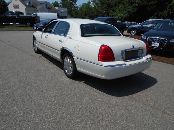 2005 Lincoln Town Car Limited for sale in East Windsor, MA – photo 11