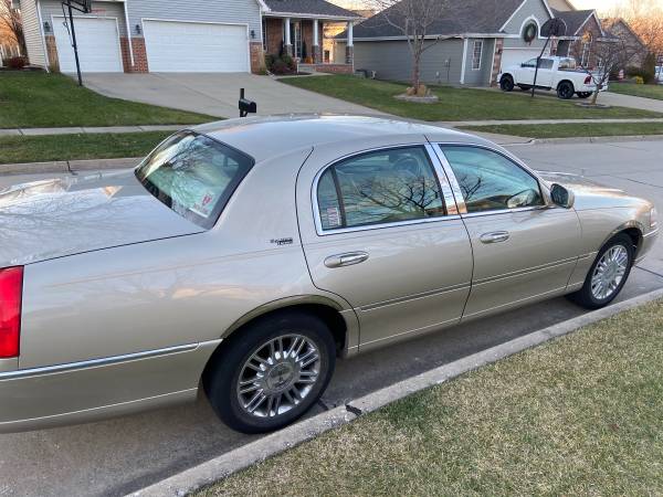 Great Car - Lincoln Town Car - cars & trucks - by owner - vehicle... for sale in URBANDALE, IA – photo 2