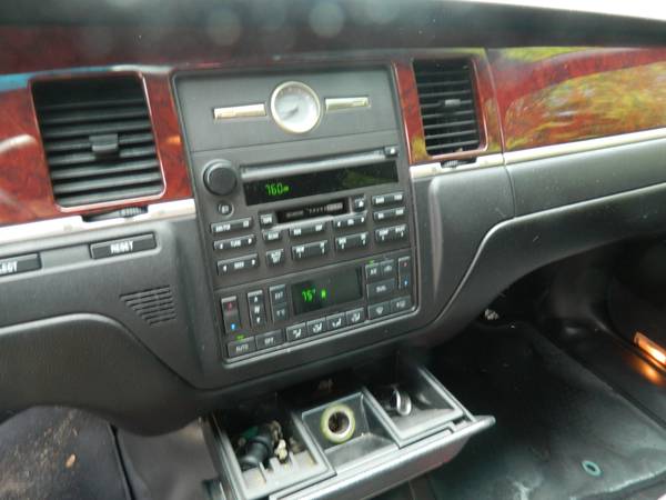 2004 Lincoln Town car - cars & trucks - by owner - vehicle... for sale in Ronkonkoma, NY – photo 11