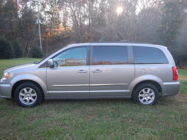EXCELLENT 2013 CHRYSLER TOWN & COUNTRY FAMILY VAN ALL POPULAR... for sale in Ellijay, GA – photo 21