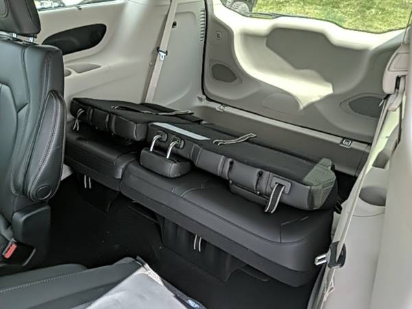 2020 Chrysler Pacifica FWD 4D Passenger Van/Minivan/Van Touring L for sale in Waterloo, IA – photo 6