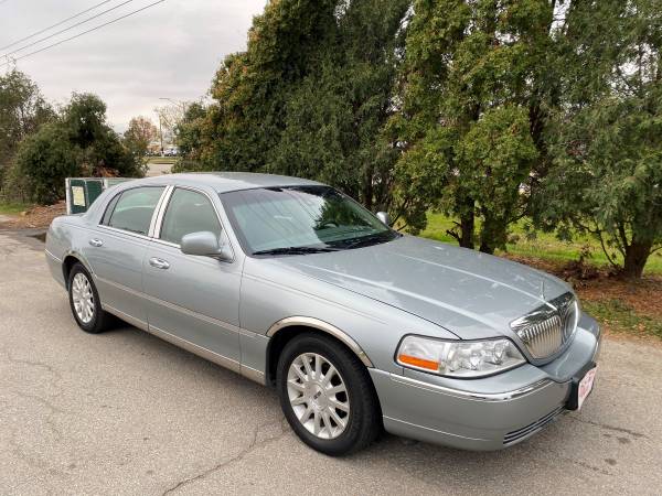 ONLY 105,000 MILES! 2006 LINCOLN TOWN CAR SIGNATURE SERIES LEATHER -... for sale in Cedar Rapids, IA – photo 9
