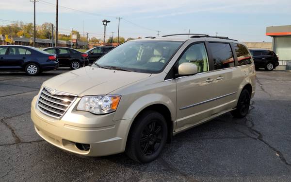 2010 CHRYSLER TOWN & COUNTRY TOURING PLUS CLEAN TITLE RUNS GREAT -... for sale in Riverview, MI – photo 5