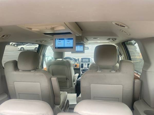 2008 Chrysler Town & Country Limited - - by dealer for sale in Winder, GA – photo 11
