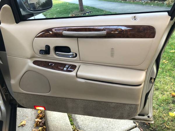 2001 LINCOLN TOWN CAR EXECUTIVE - cars & trucks - by owner - vehicle... for sale in Chicago, IL – photo 18