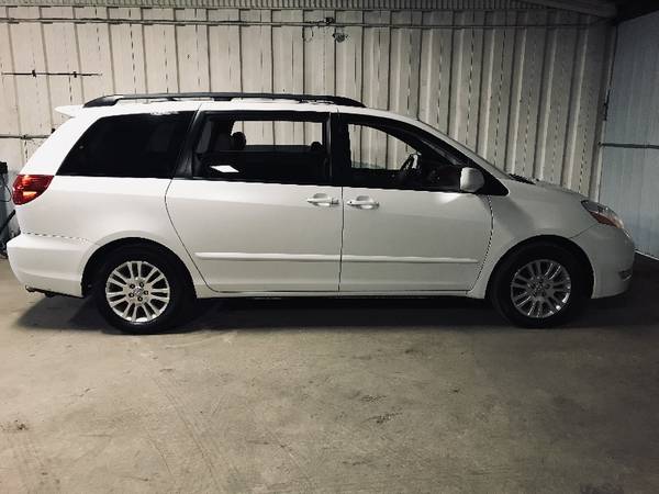 2007 Toyota Sienna XLE FWD - - by dealer - vehicle for sale in Madison, WI – photo 8