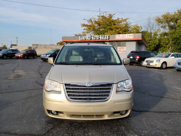 2010 CHRYSLER TOWN & COUNTRY TOURING PLUS CLEAN TITLE RUNS GREAT -... for sale in Riverview, MI – photo 4